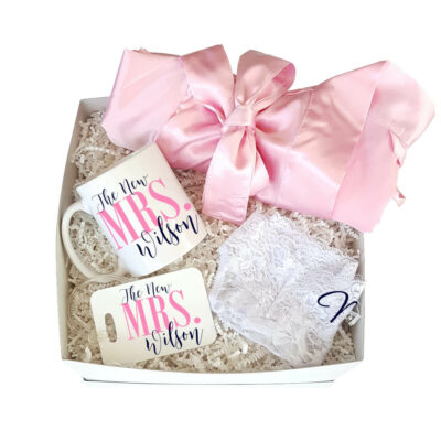 https://www.personalizedbrides.com/wp-content/uploads/giftBoxSatinRobeThongMugLuggageTag-400x400.jpg